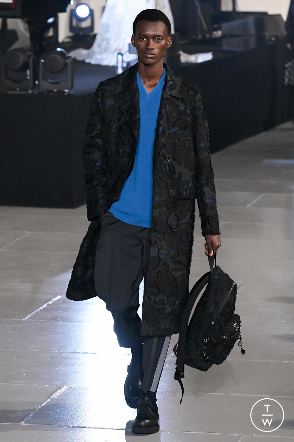Fashion Week Paris Fall/Winter 2020 look 25 from the Valentino collection menswear