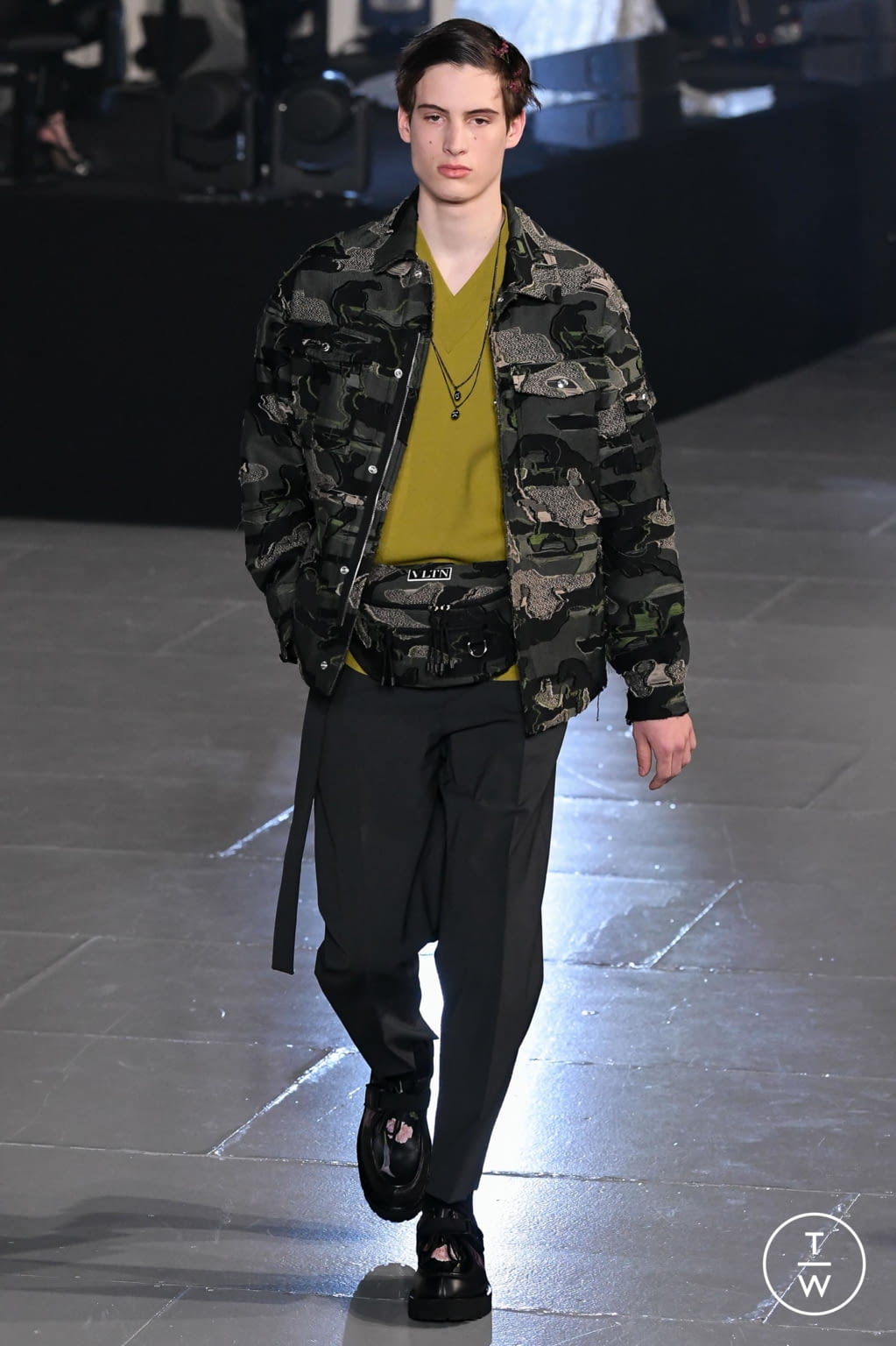 Fashion Week Paris Fall/Winter 2020 look 27 from the Valentino collection menswear