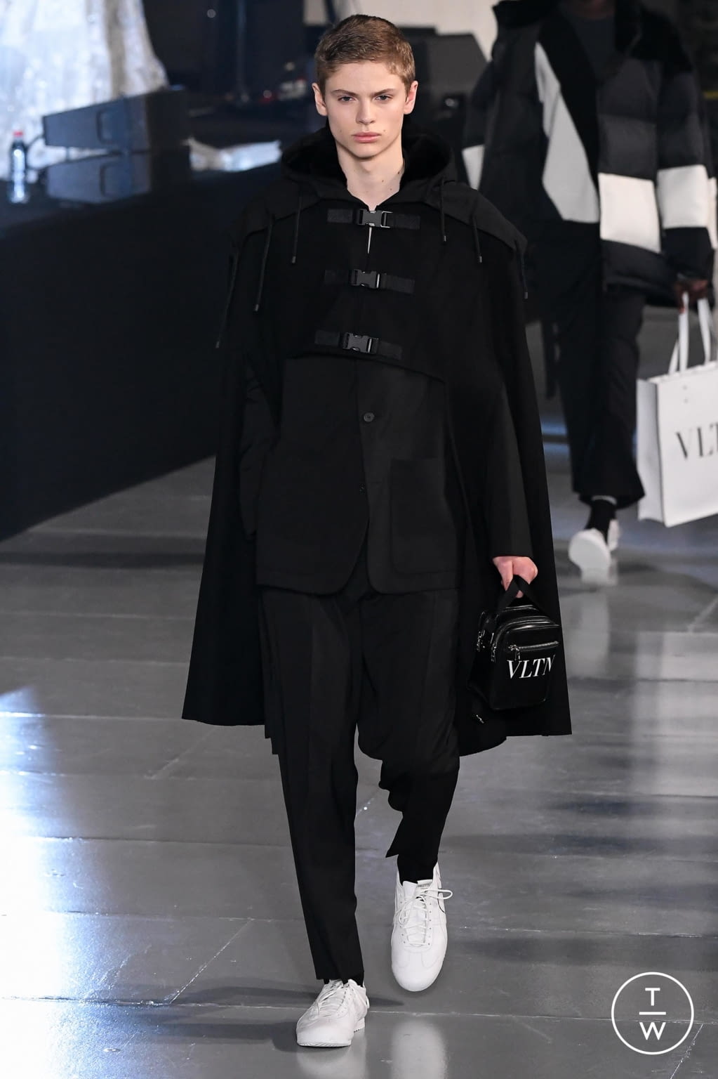 Fashion Week Paris Fall/Winter 2020 look 29 de la collection Valentino menswear