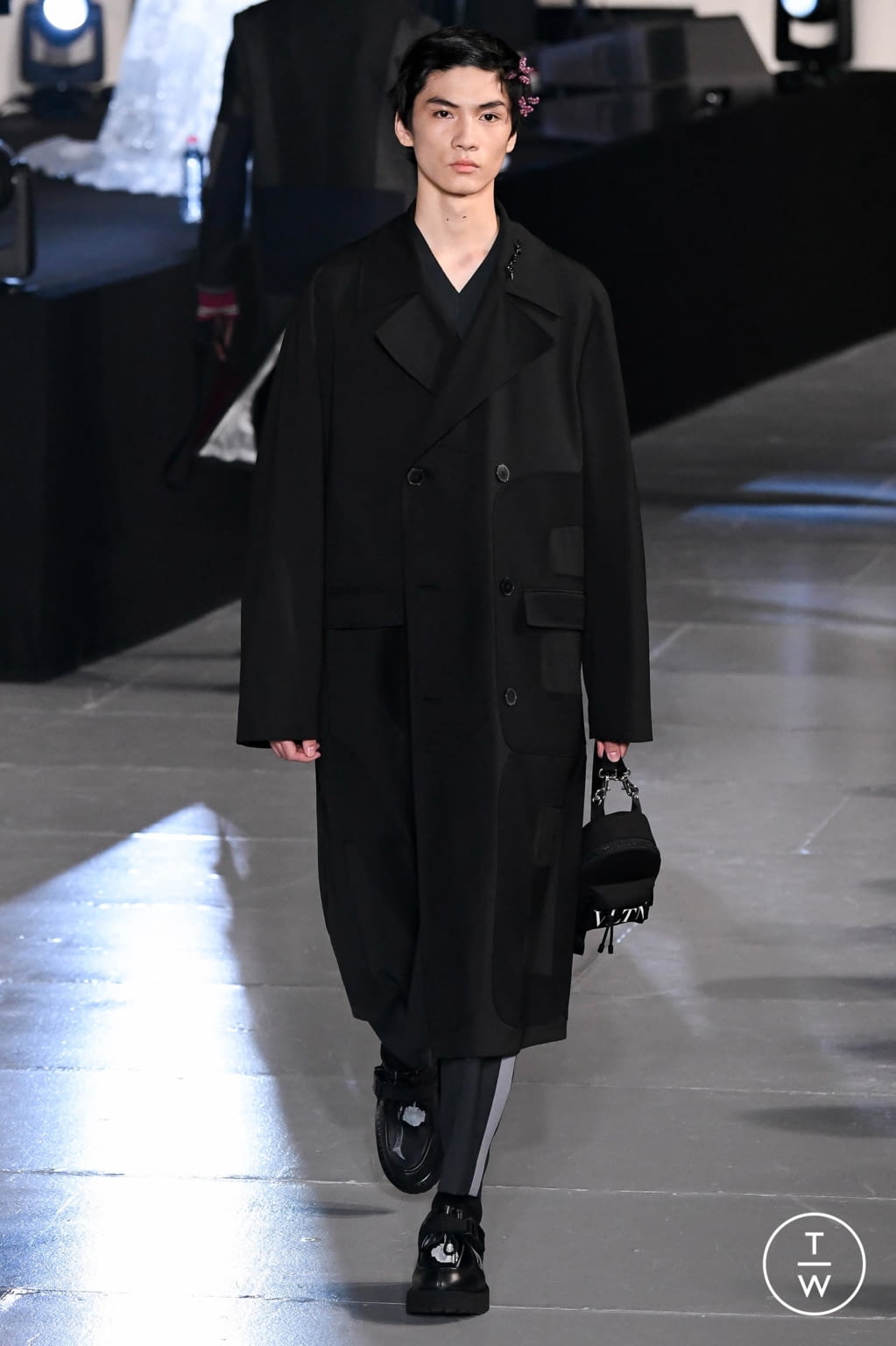 Fashion Week Paris Fall/Winter 2020 look 36 from the Valentino collection menswear