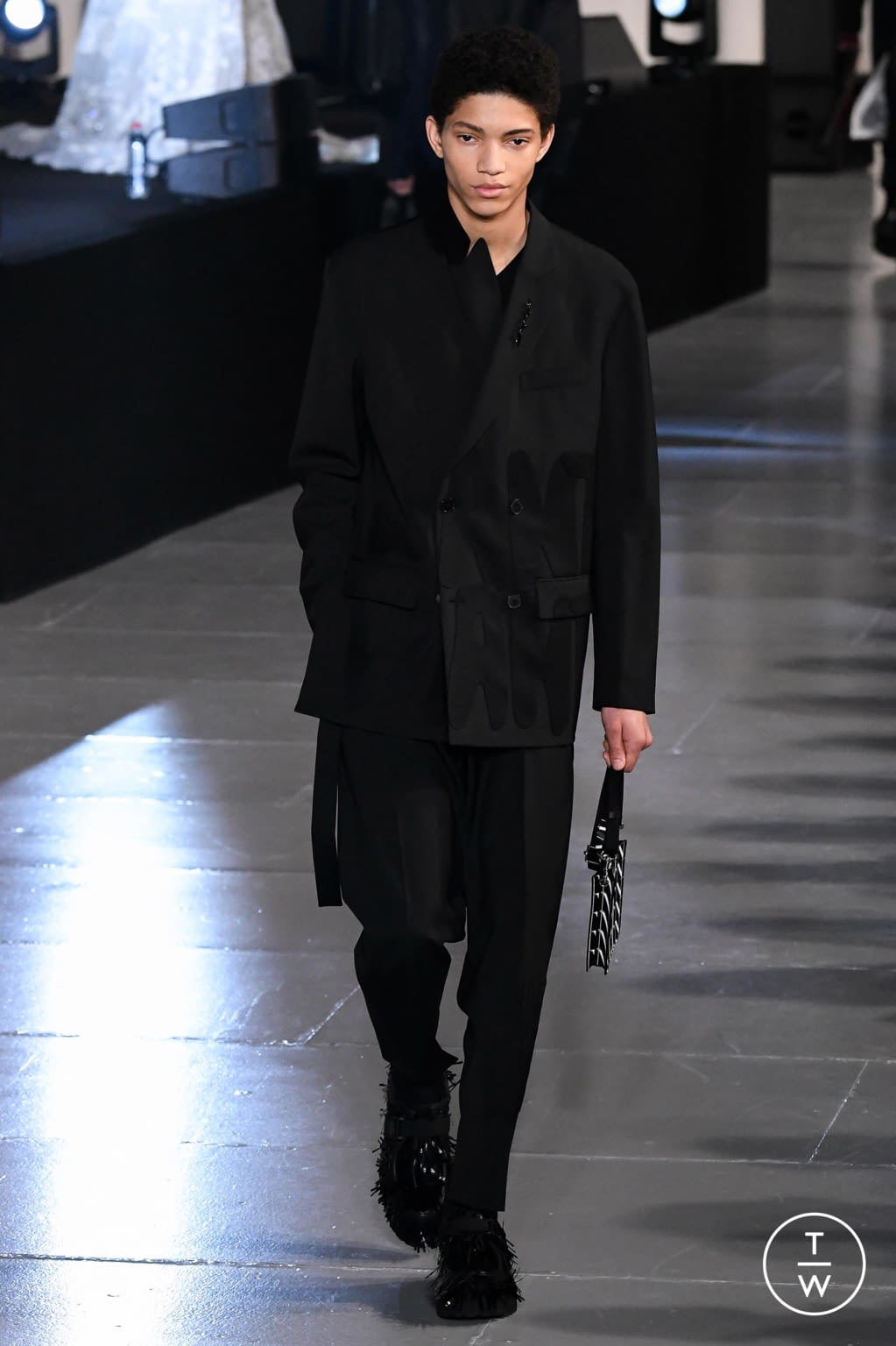 Fashion Week Paris Fall/Winter 2020 look 37 from the Valentino collection menswear