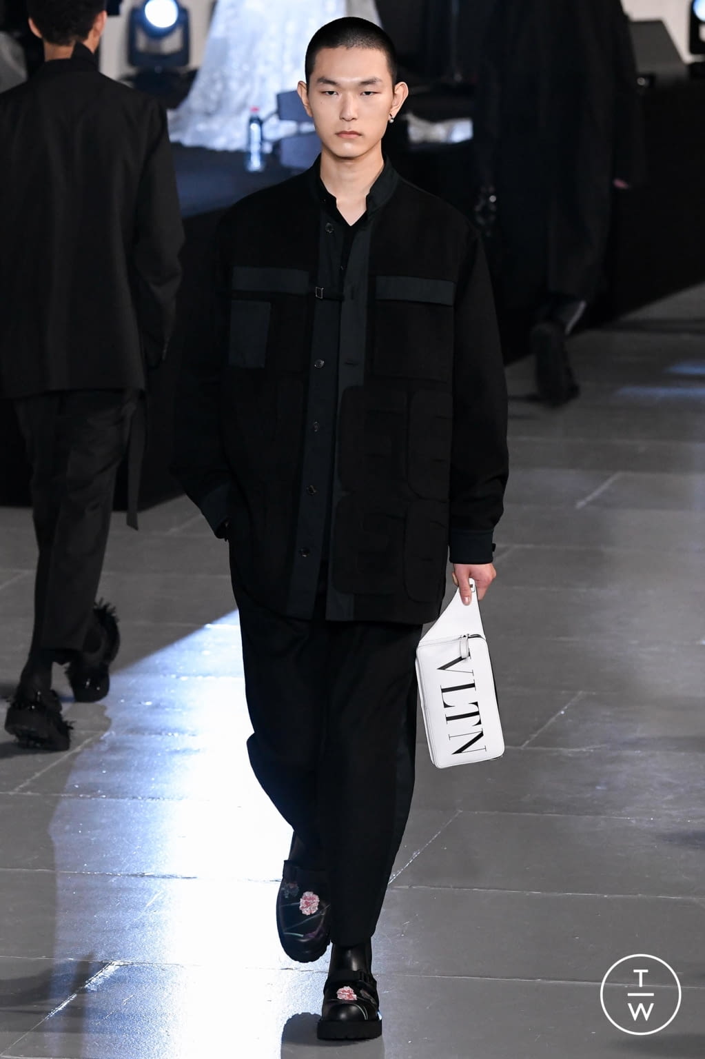 Fashion Week Paris Fall/Winter 2020 look 38 from the Valentino collection menswear