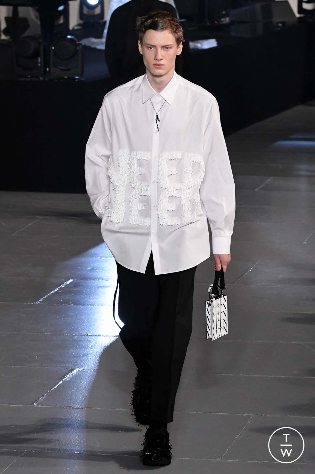 Fashion Week Paris Fall/Winter 2020 look 53 from the Valentino collection 男装