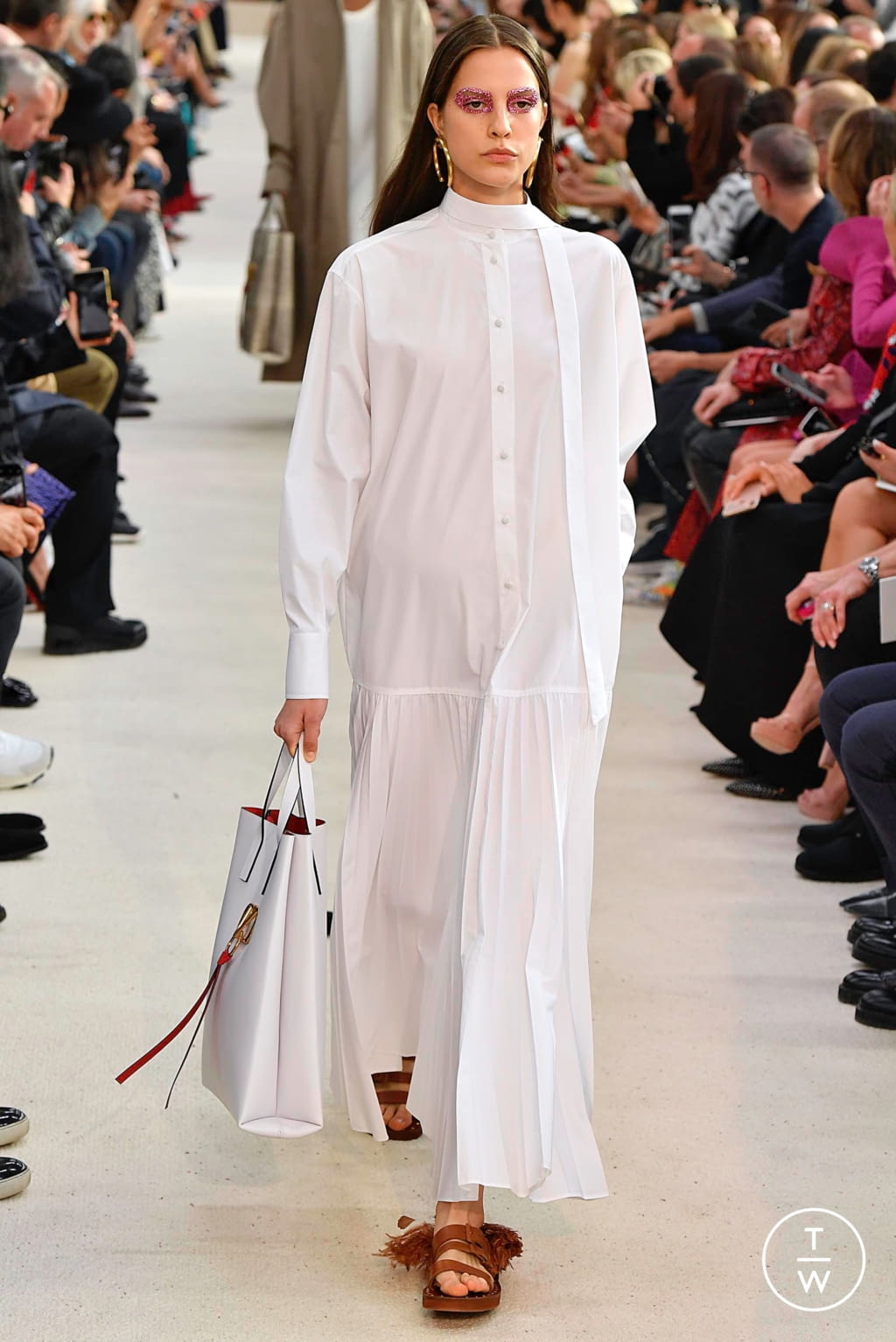 Fashion Week Paris Spring/Summer 2019 look 16 from the Valentino collection womenswear