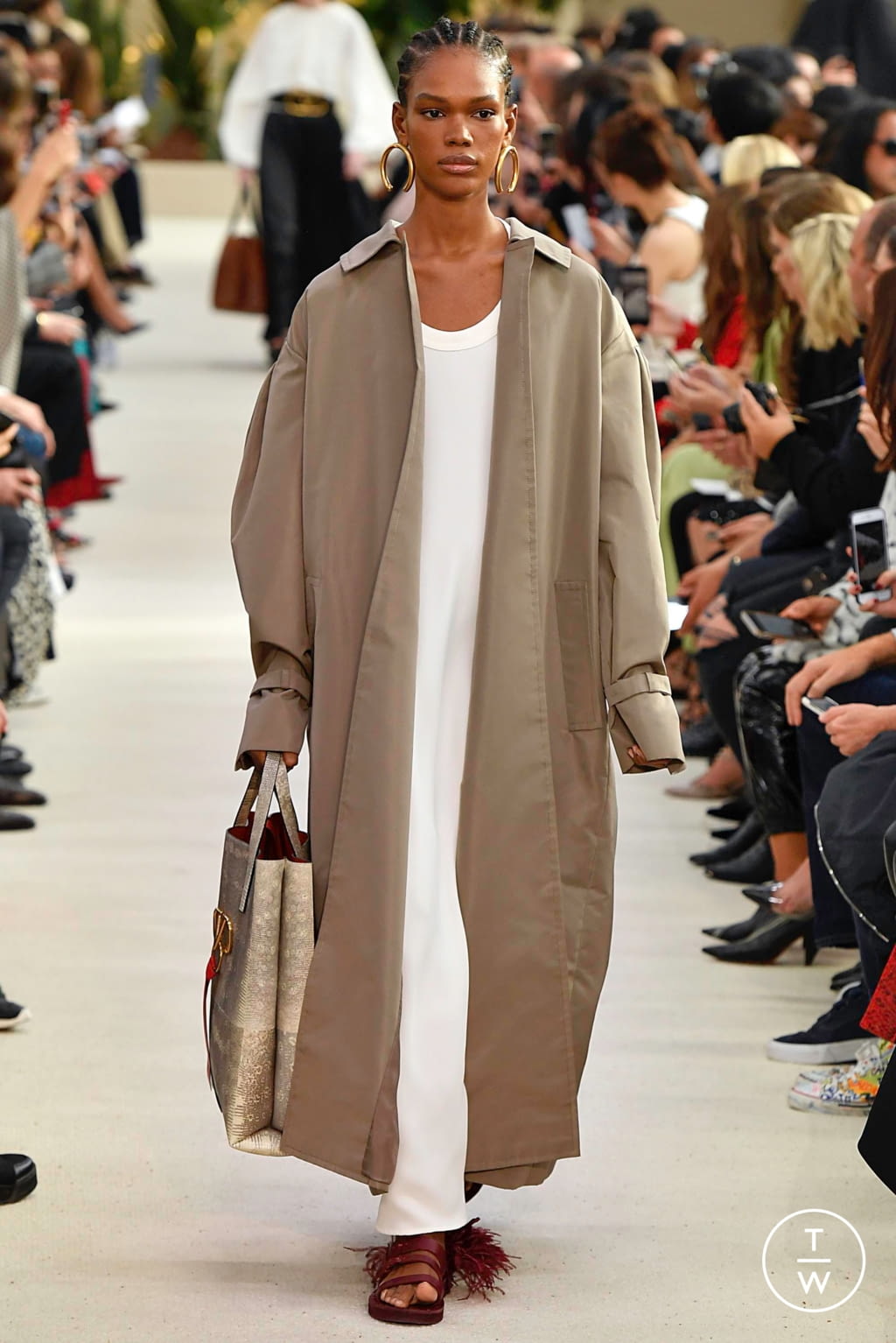 Fashion Week Paris Spring/Summer 2019 look 17 from the Valentino collection womenswear