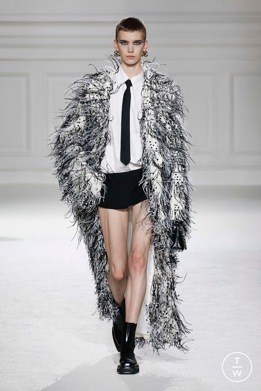 Fashion Week Paris Fall/Winter 2023 look 3 from the Valentino collection 女装