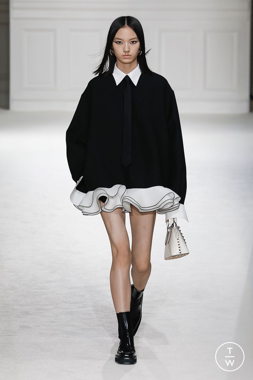 Fashion Week Paris Fall/Winter 2023 look 4 from the Valentino collection womenswear