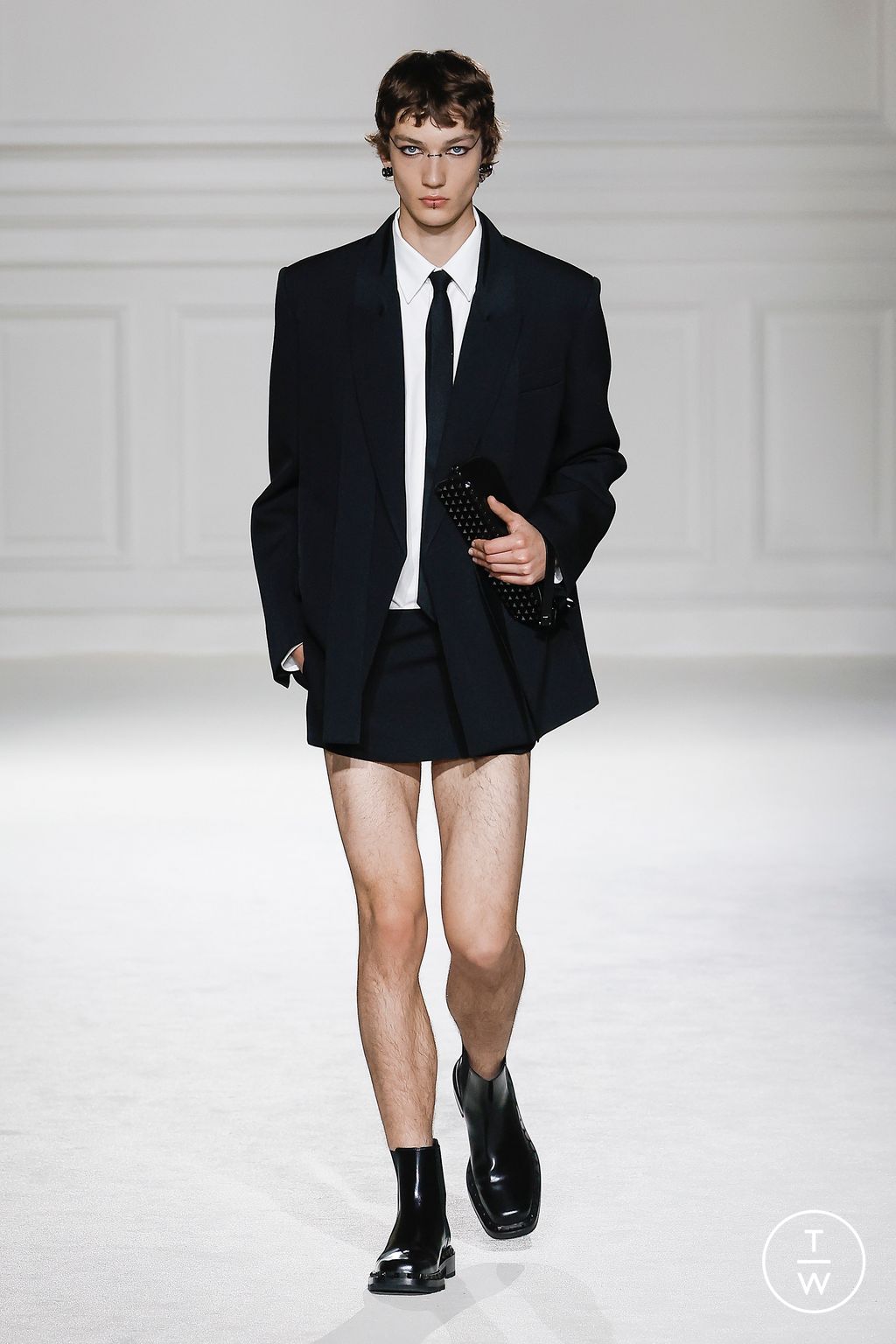 Fashion Week Paris Fall/Winter 2023 look 5 de la collection Valentino womenswear