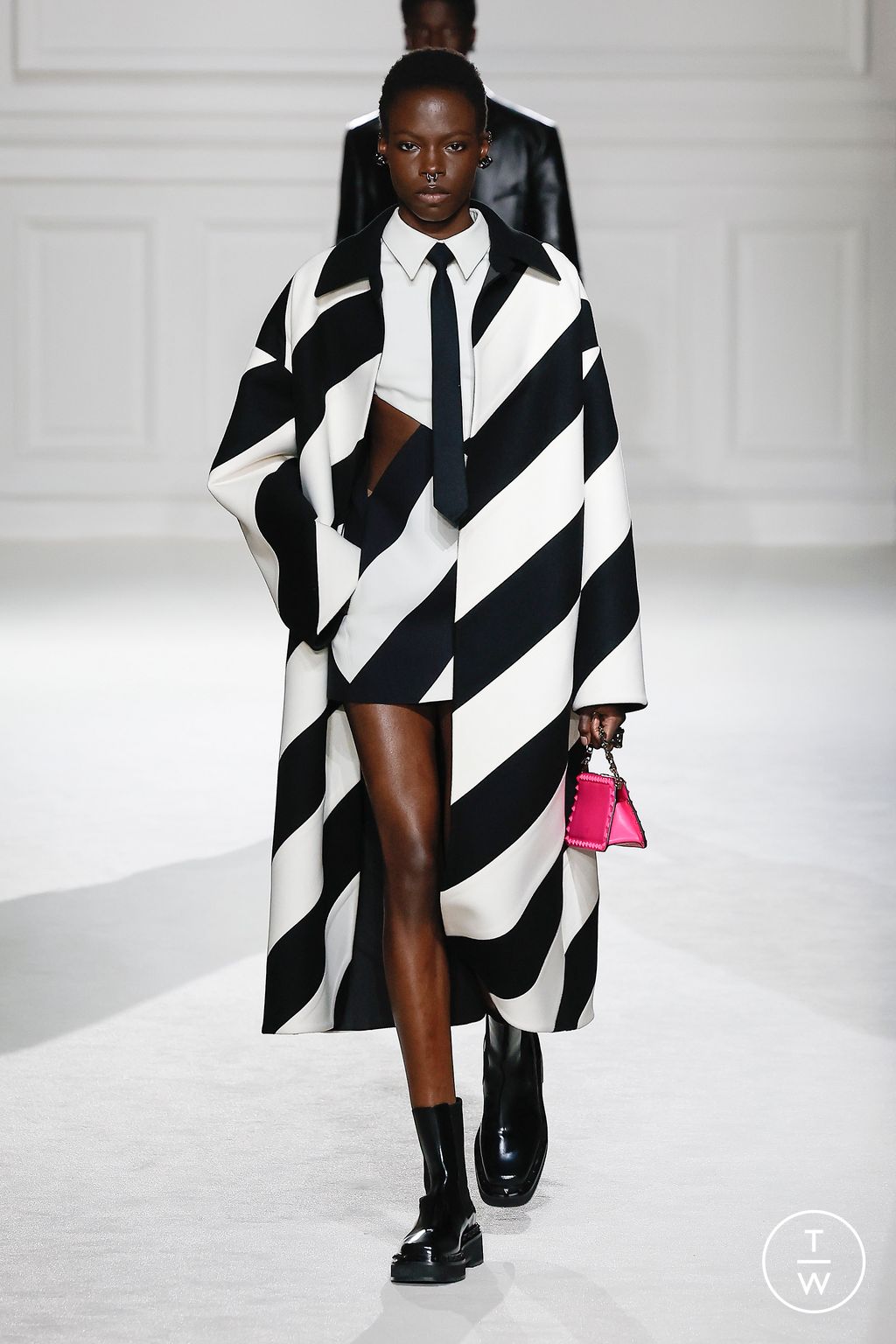 Fashion Week Paris Fall/Winter 2023 look 6 from the Valentino collection womenswear