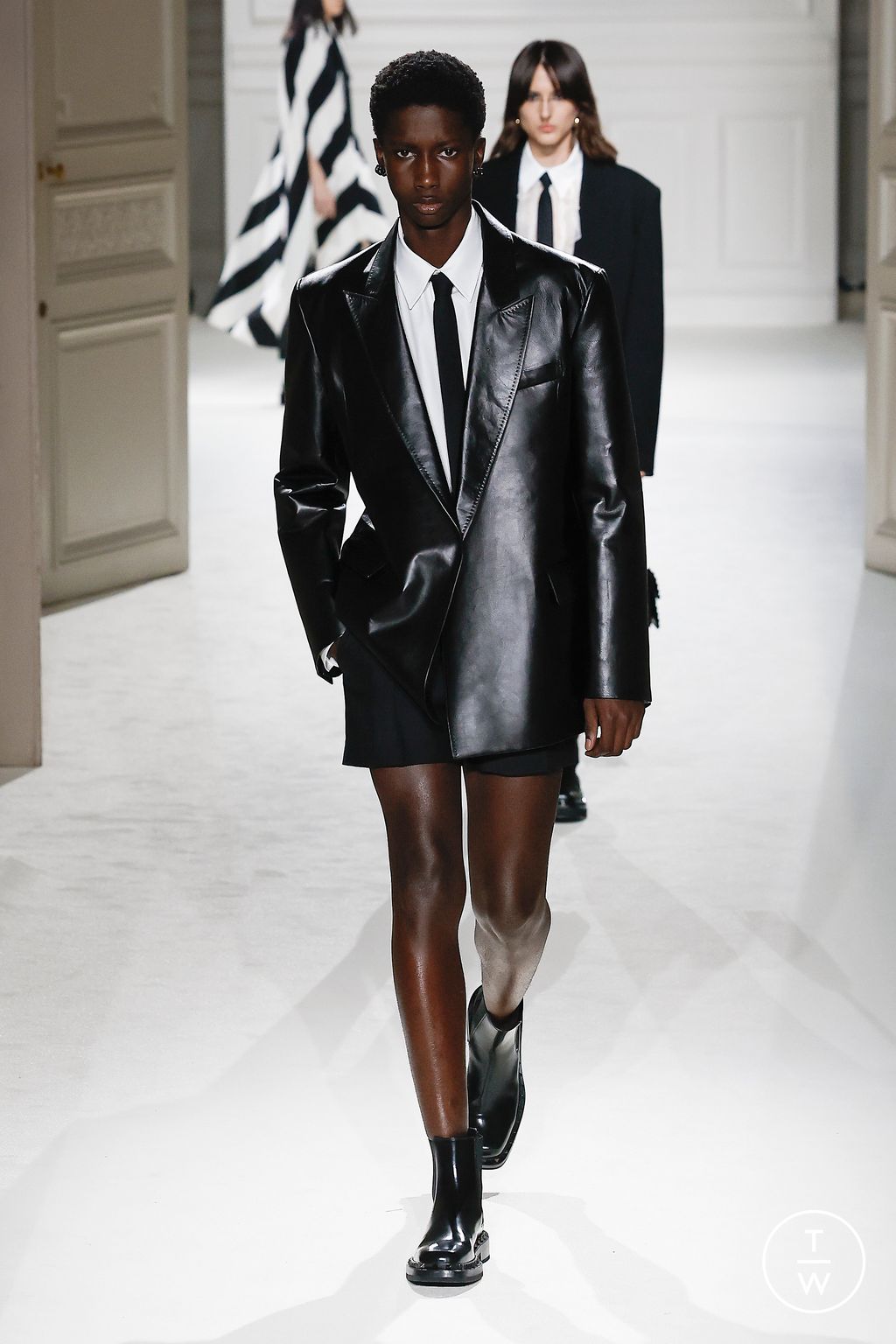 Fashion Week Paris Fall/Winter 2023 look 7 from the Valentino collection womenswear