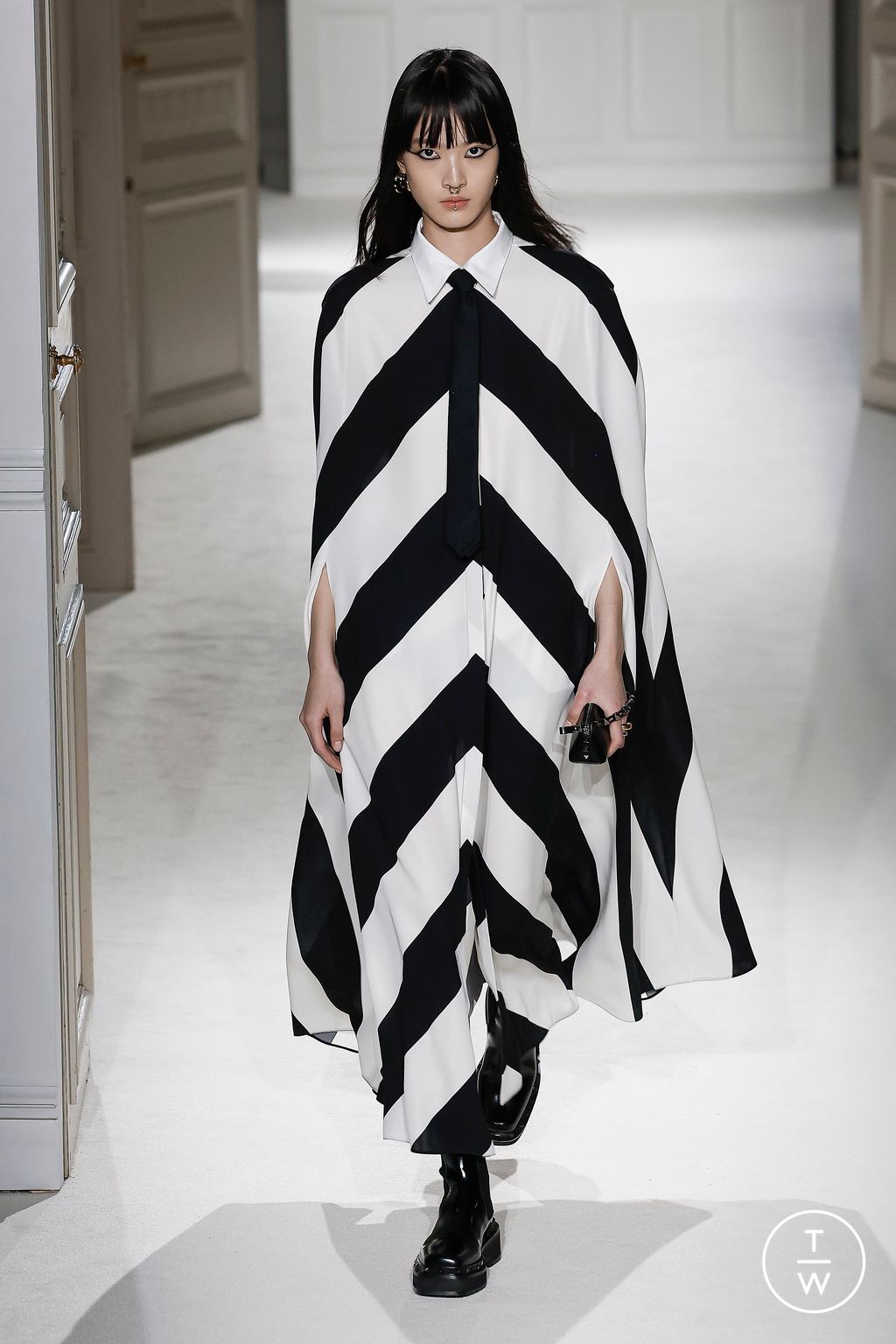 Fashion Week Paris Fall/Winter 2023 look 9 from the Valentino collection womenswear