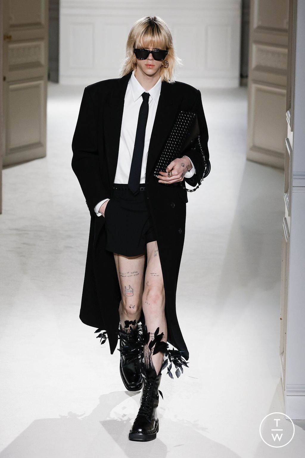 Fashion Week Paris Fall/Winter 2023 look 10 from the Valentino collection 女装