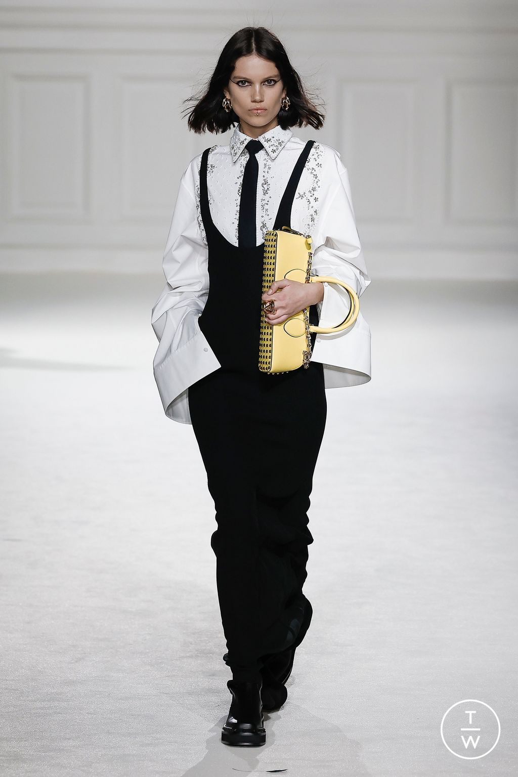 Fashion Week Paris Fall/Winter 2023 look 13 from the Valentino collection 女装