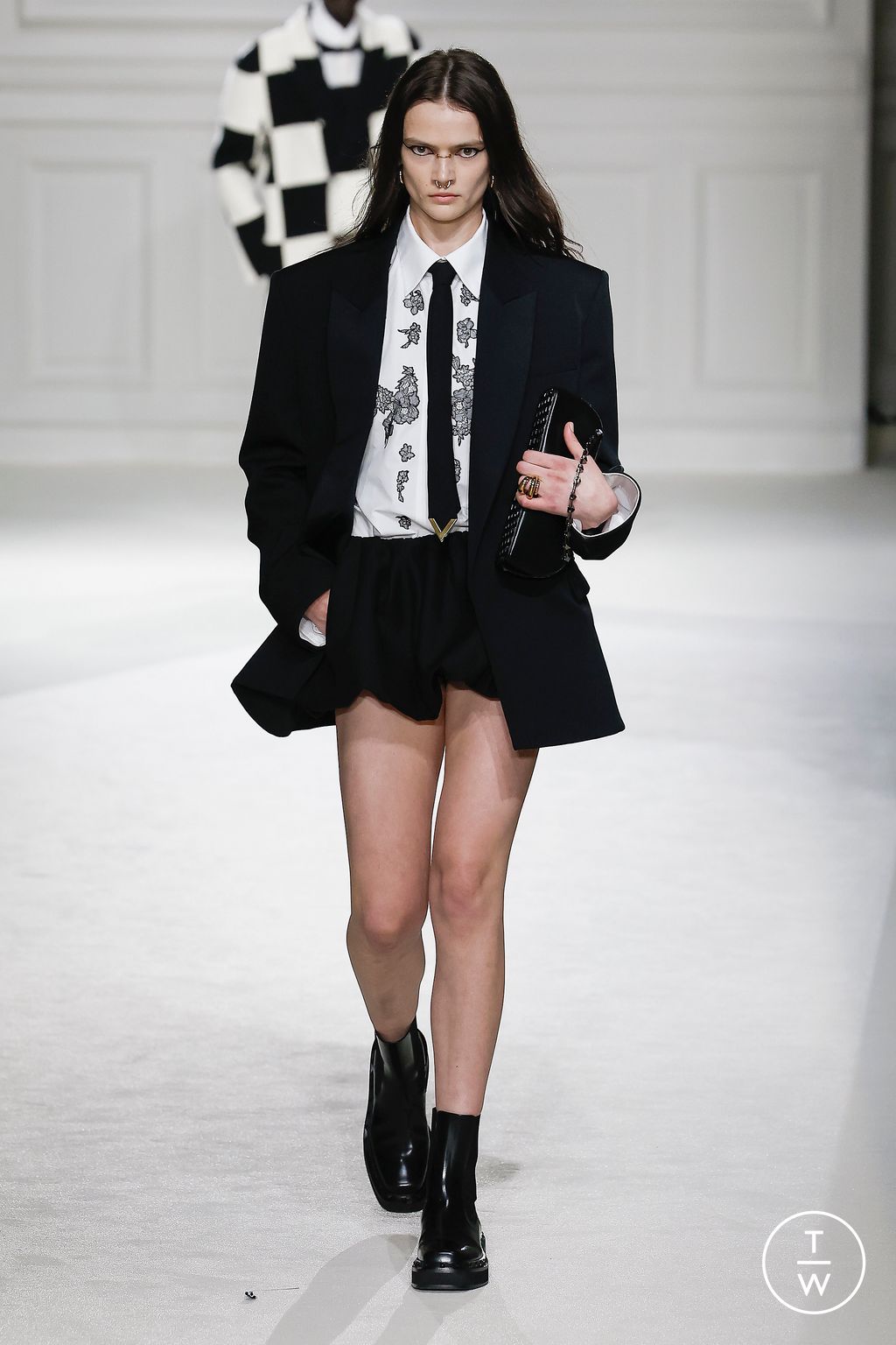 Fashion Week Paris Fall/Winter 2023 look 14 de la collection Valentino womenswear