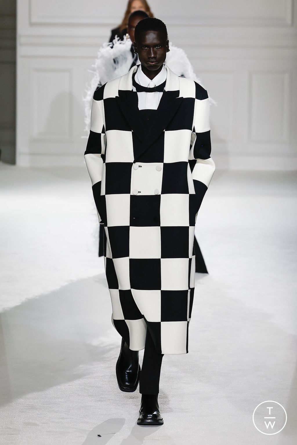 Fashion Week Paris Fall/Winter 2023 look 15 de la collection Valentino womenswear