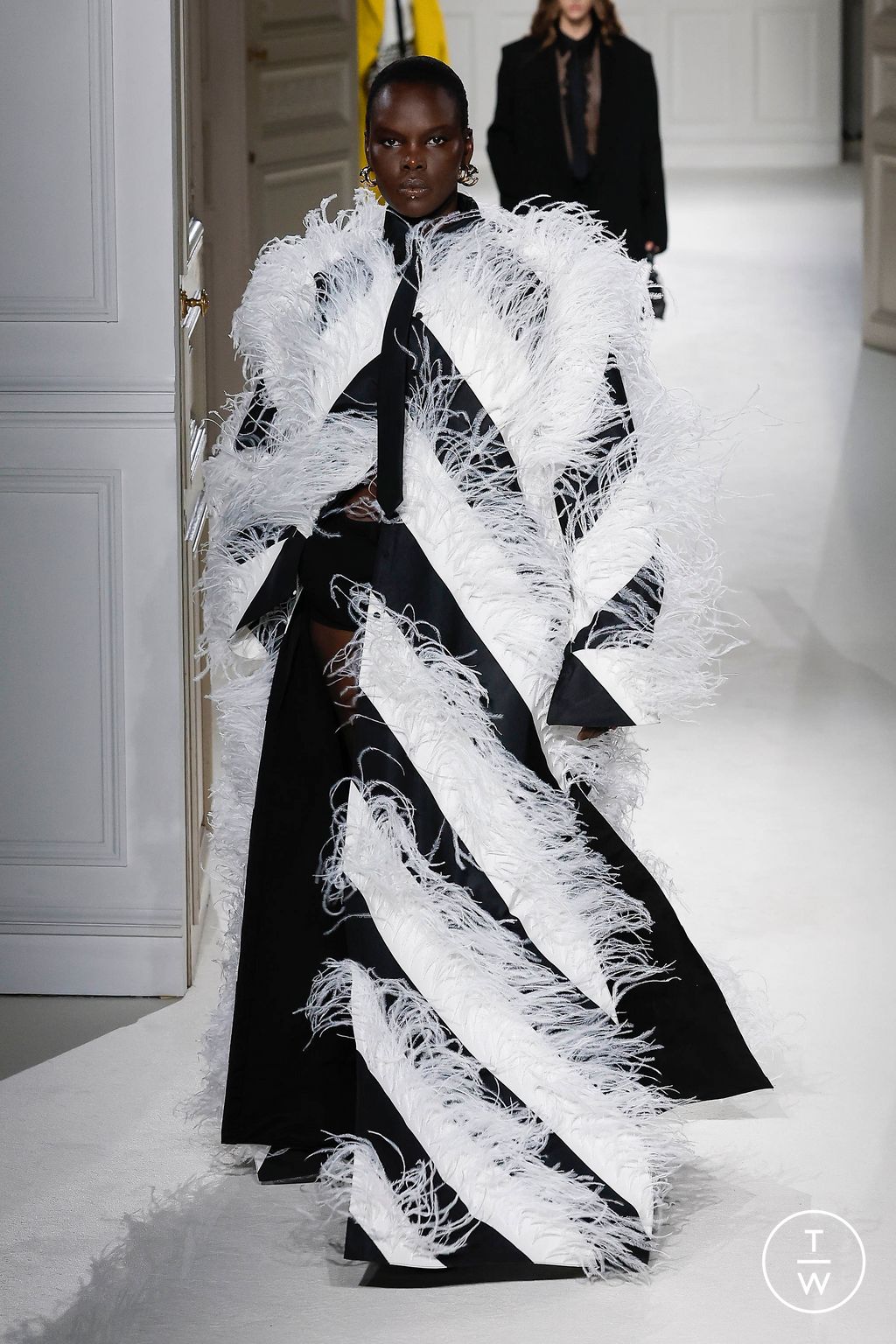 Fashion Week Paris Fall/Winter 2023 look 12 de la collection Valentino womenswear