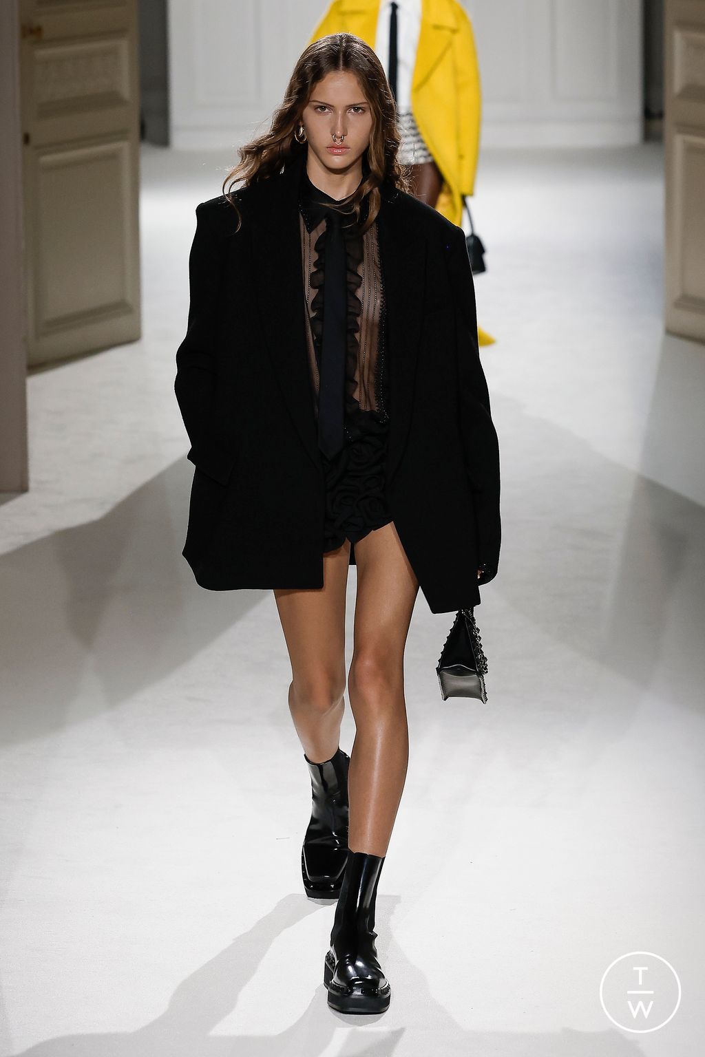 Fashion Week Paris Fall/Winter 2023 look 16 de la collection Valentino womenswear