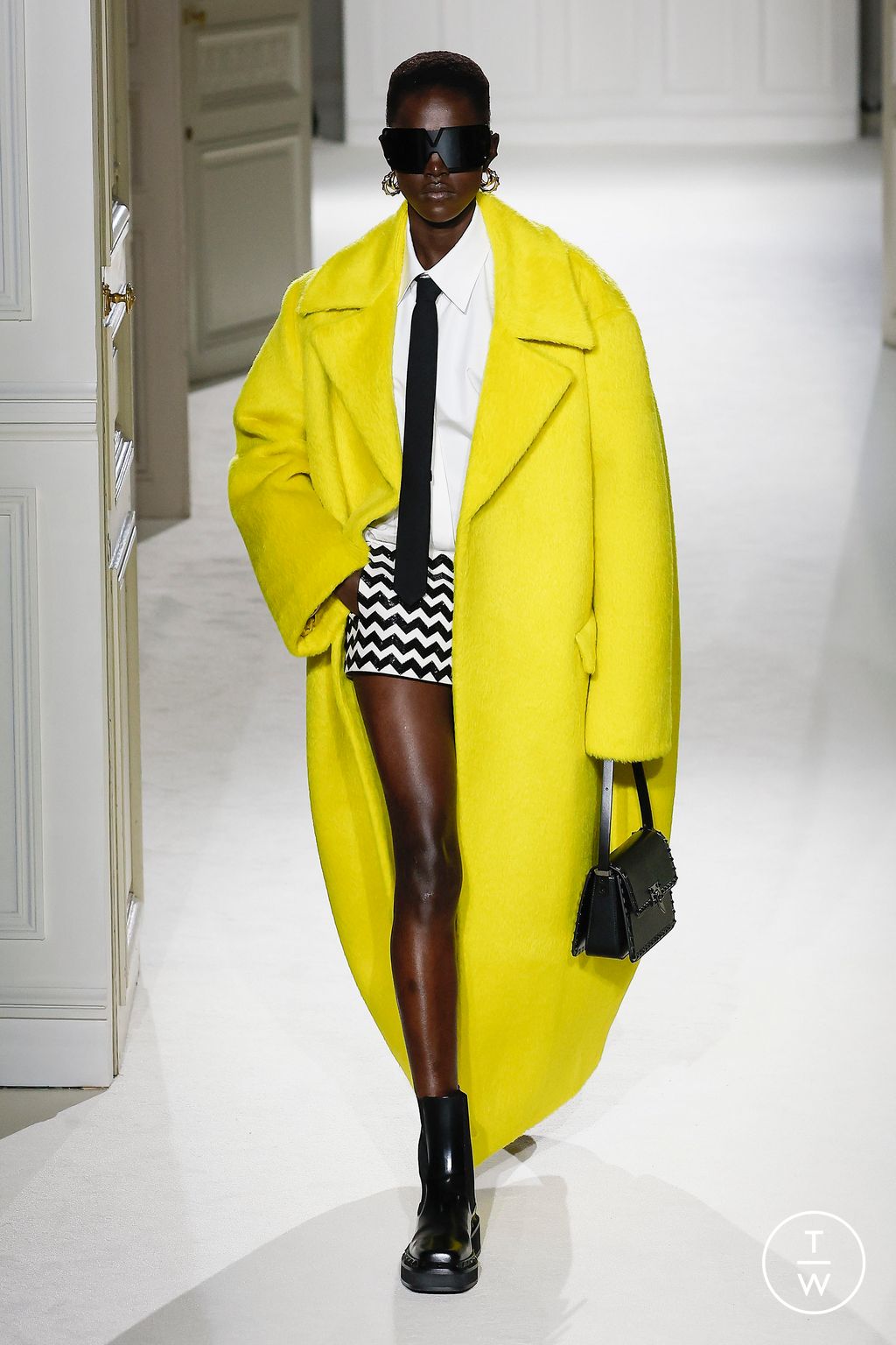 Fashion Week Paris Fall/Winter 2023 look 17 de la collection Valentino womenswear