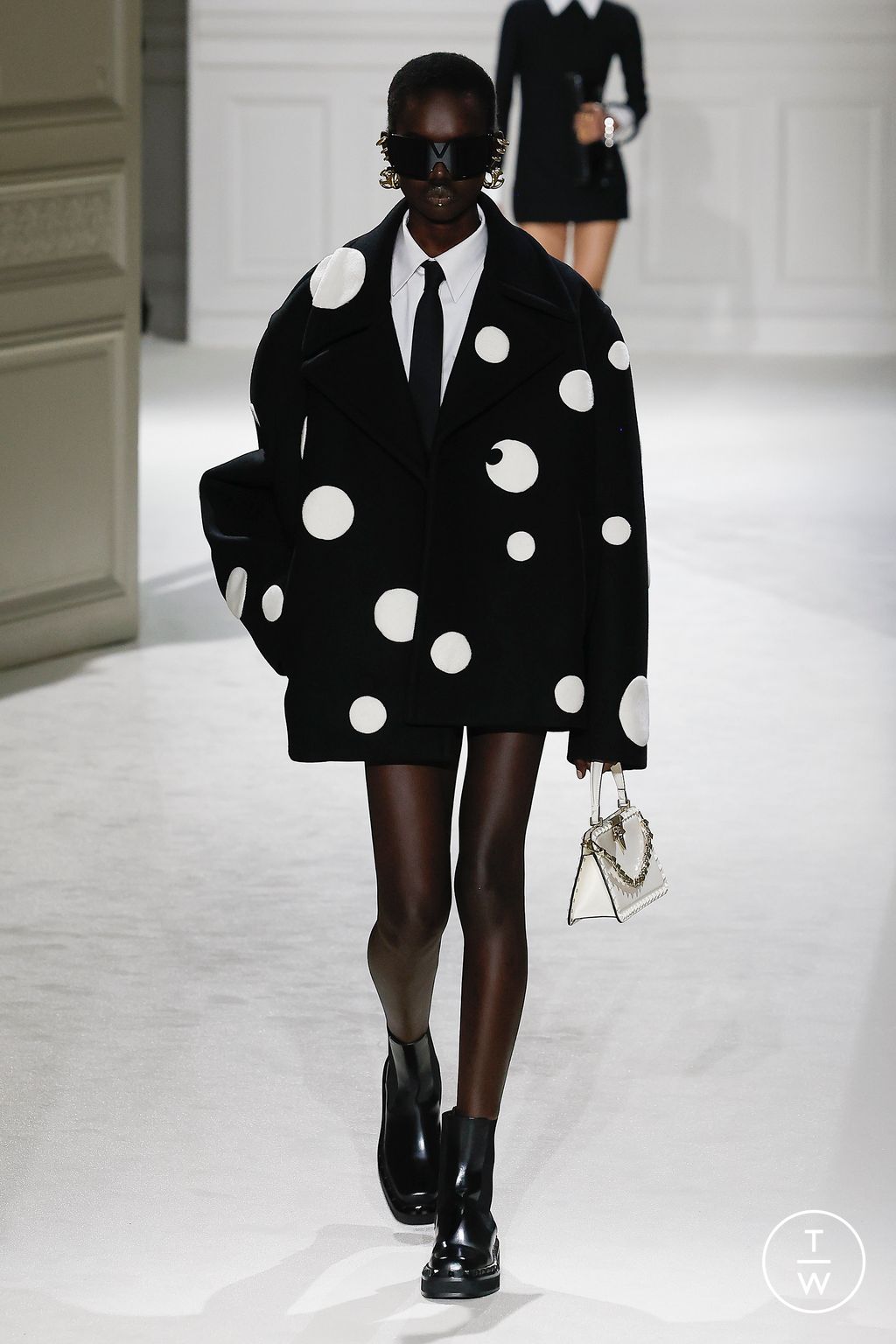 Fashion Week Paris Fall/Winter 2023 look 18 from the Valentino collection womenswear