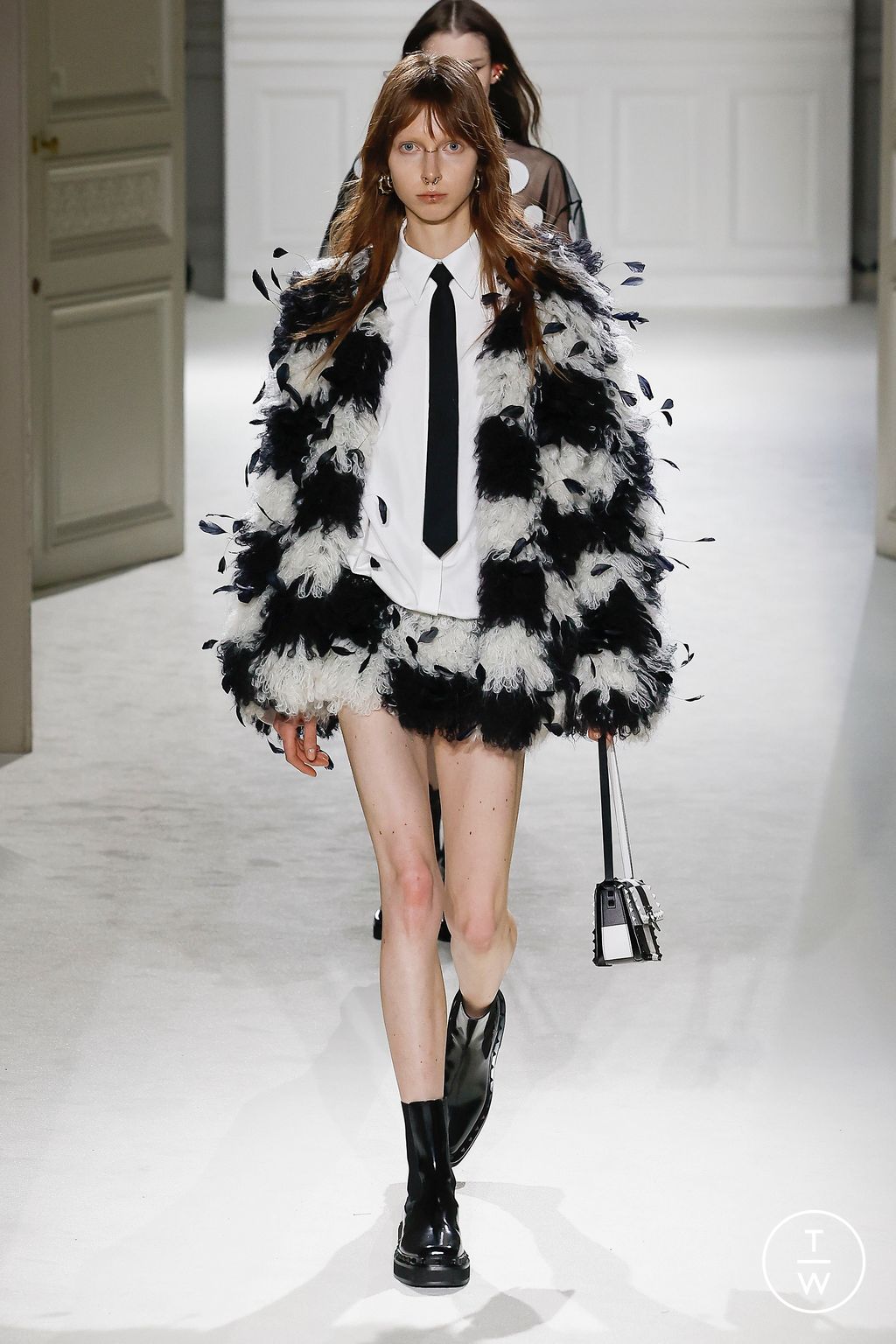 Fashion Week Paris Fall/Winter 2023 look 20 from the Valentino collection womenswear