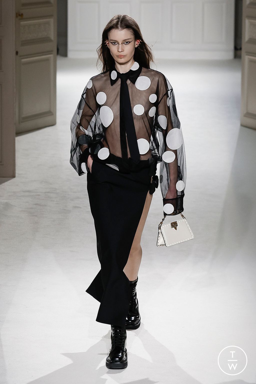 Fashion Week Paris Fall/Winter 2023 look 22 from the Valentino collection womenswear