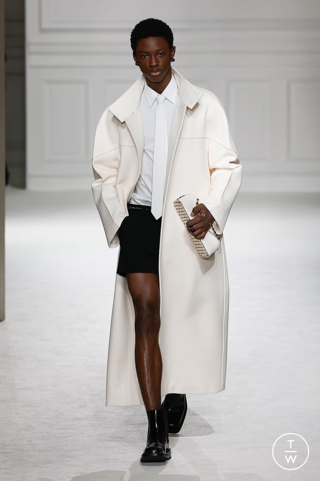 Fashion Week Paris Fall/Winter 2023 look 23 de la collection Valentino womenswear