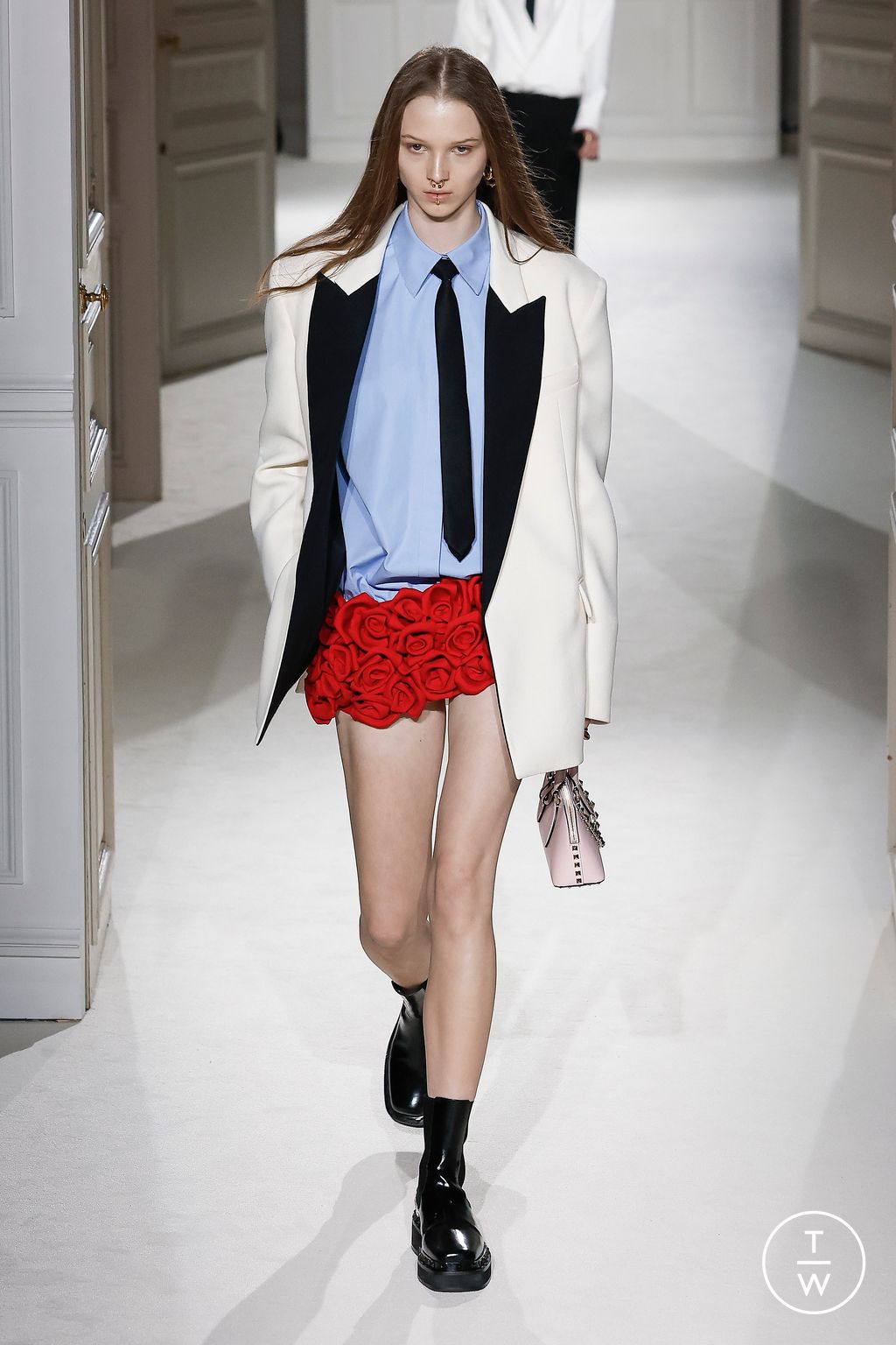 Fashion Week Paris Fall/Winter 2023 look 26 from the Valentino collection 女装