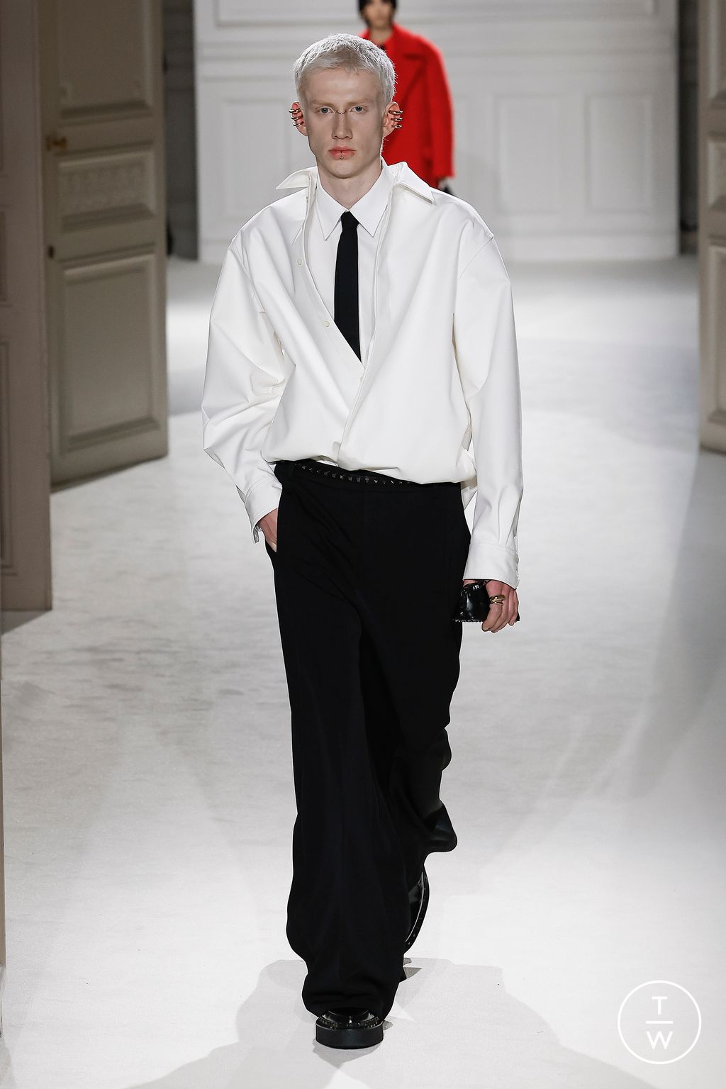 Fashion Week Paris Fall/Winter 2023 look 25 from the Valentino collection womenswear