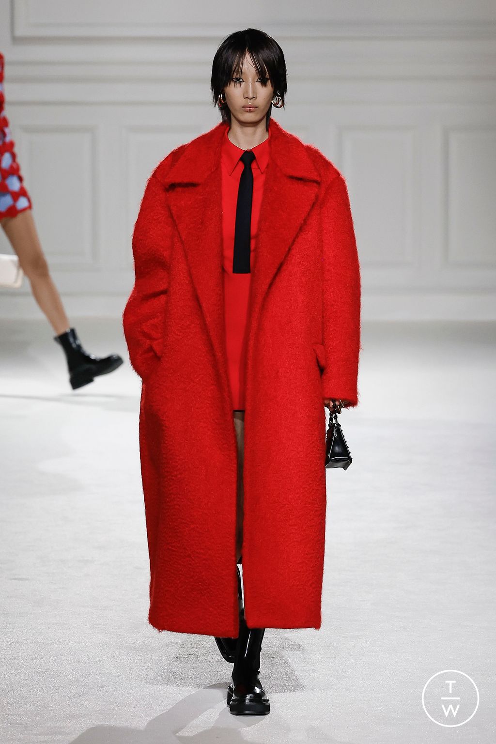 Fashion Week Paris Fall/Winter 2023 look 28 from the Valentino collection womenswear