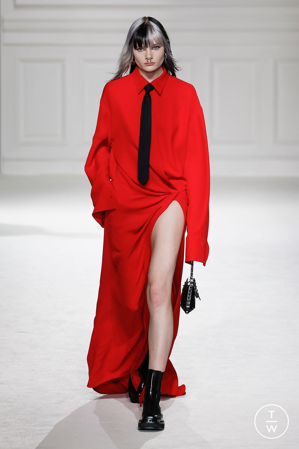Fashion Week Paris Fall/Winter 2023 look 29 de la collection Valentino womenswear