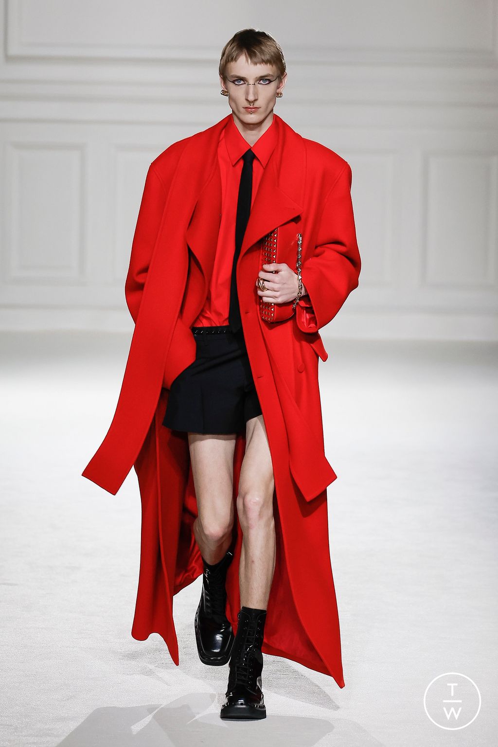 Fashion Week Paris Fall/Winter 2023 look 30 de la collection Valentino womenswear