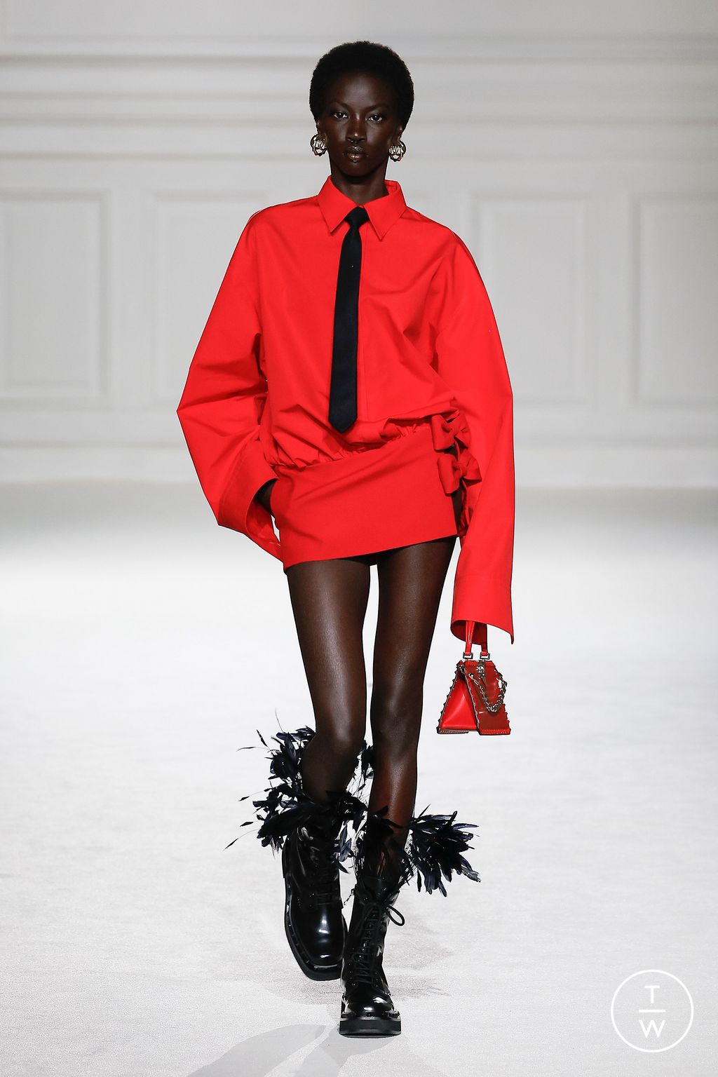 Fashion Week Paris Fall/Winter 2023 look 31 from the Valentino collection womenswear