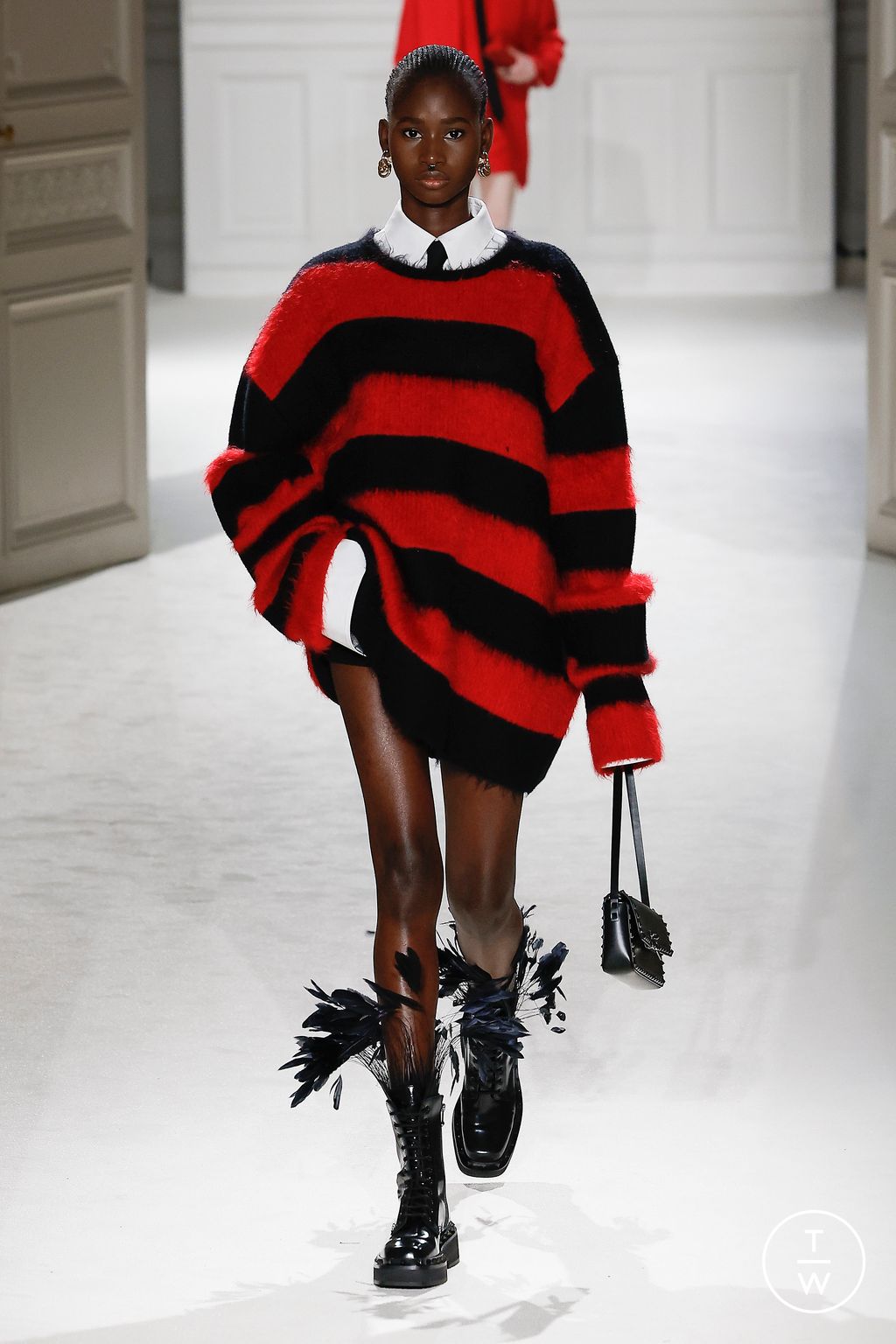 Fashion Week Paris Fall/Winter 2023 look 33 from the Valentino collection womenswear