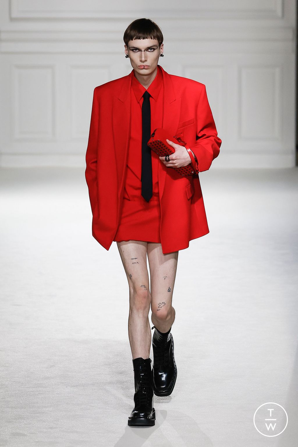 Fashion Week Paris Fall/Winter 2023 look 34 from the Valentino collection womenswear