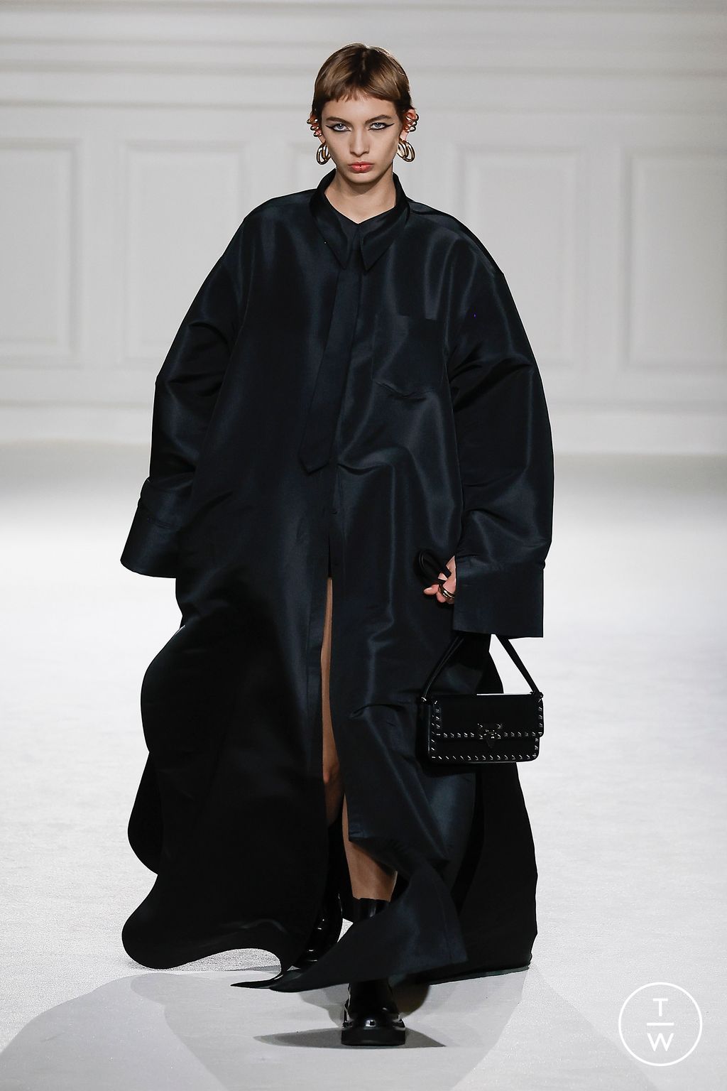 Fashion Week Paris Fall/Winter 2023 look 35 from the Valentino collection womenswear