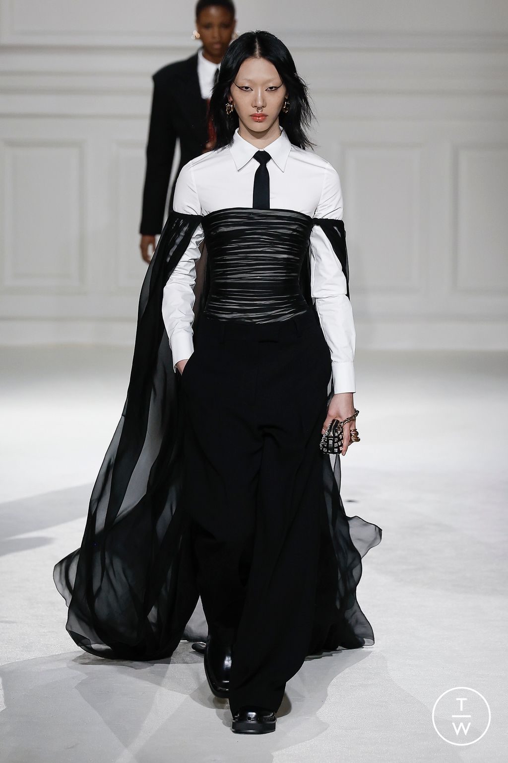 Fashion Week Paris Fall/Winter 2023 look 36 from the Valentino collection womenswear