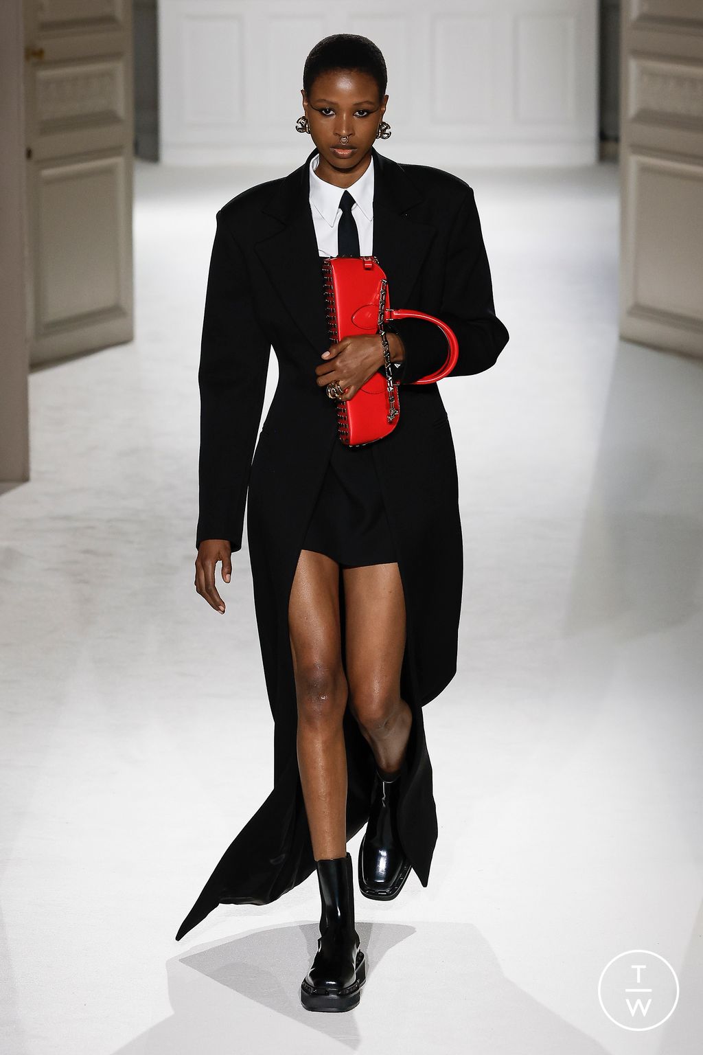 Fashion Week Paris Fall/Winter 2023 look 37 from the Valentino collection womenswear
