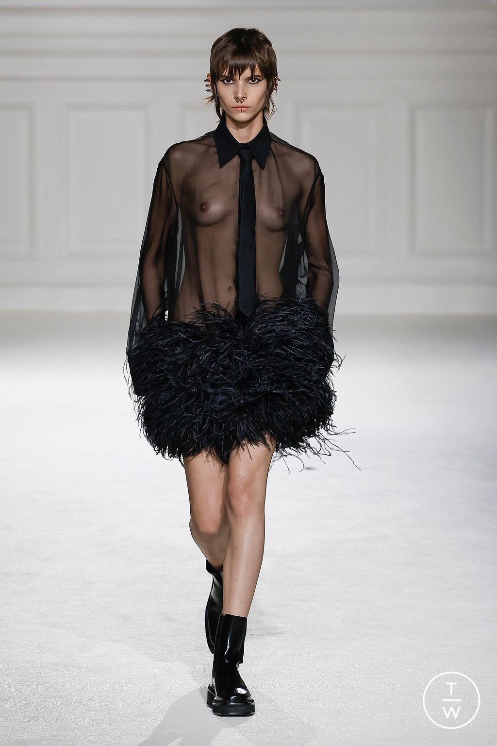 Fashion Week Paris Fall/Winter 2023 look 38 from the Valentino collection womenswear