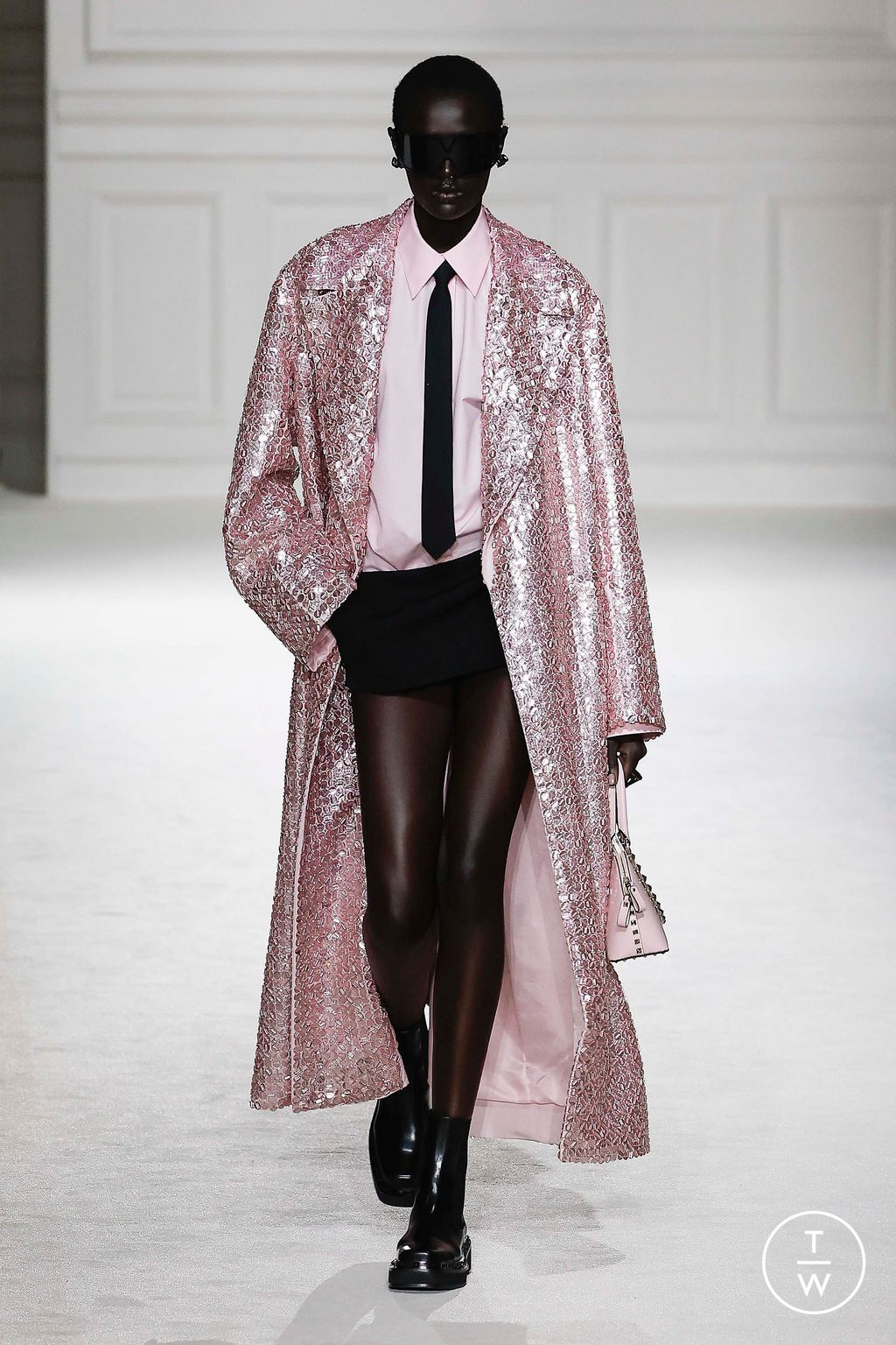 Fashion Week Paris Fall/Winter 2023 look 42 from the Valentino collection womenswear