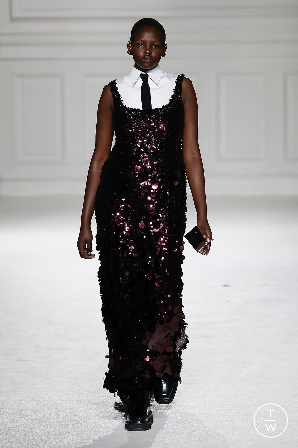 Fashion Week Paris Fall/Winter 2023 look 44 from the Valentino collection 女装
