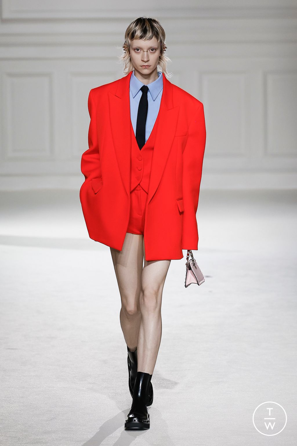 Fashion Week Paris Fall/Winter 2023 look 47 de la collection Valentino womenswear