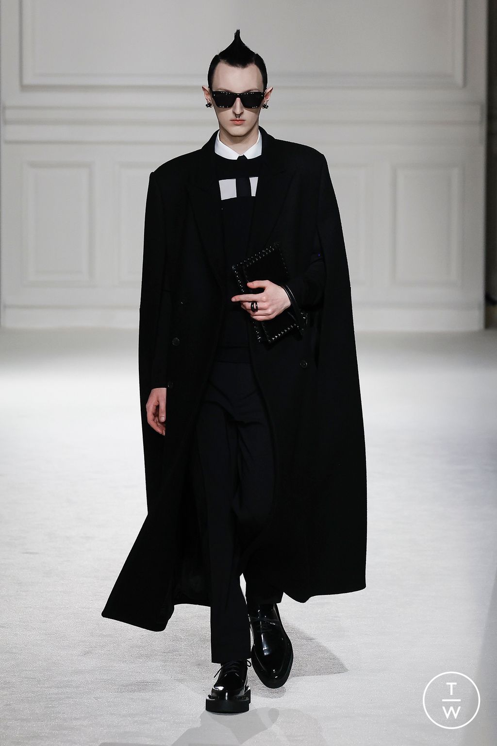 Fashion Week Paris Fall/Winter 2023 look 48 from the Valentino collection 女装