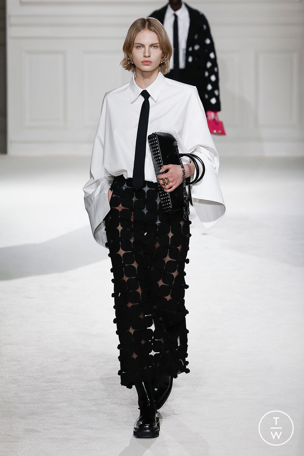 Fashion Week Paris Fall/Winter 2023 look 50 from the Valentino collection 女装