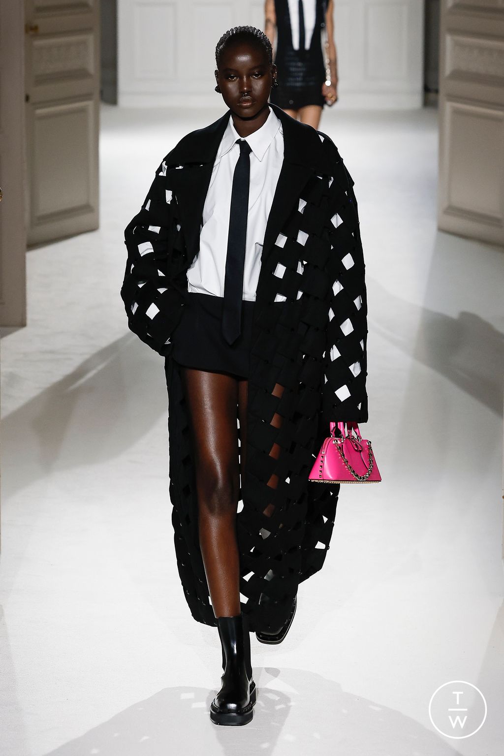 Fashion Week Paris Fall/Winter 2023 look 51 from the Valentino collection womenswear