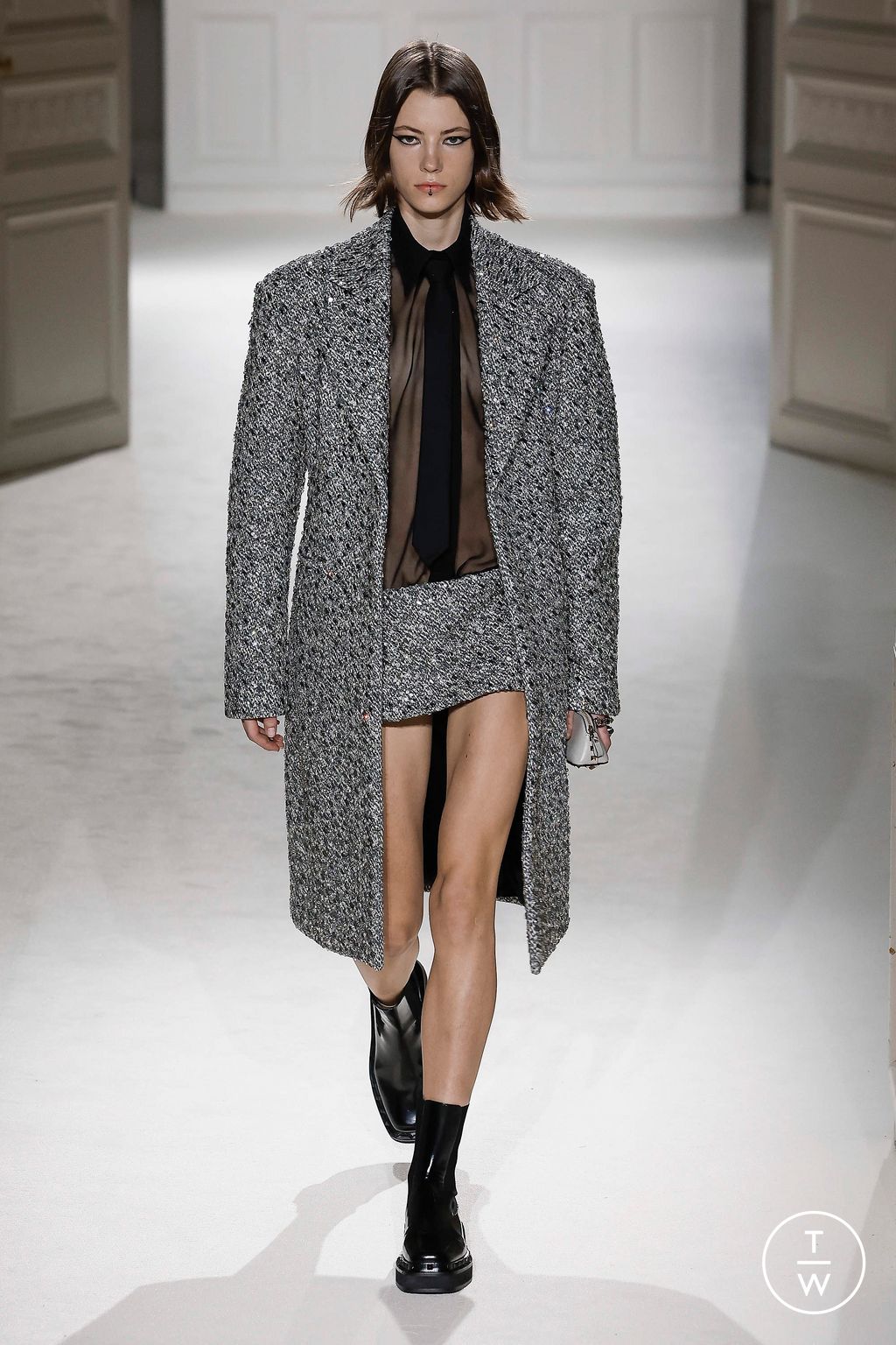 Fashion Week Paris Fall/Winter 2023 look 53 from the Valentino collection womenswear