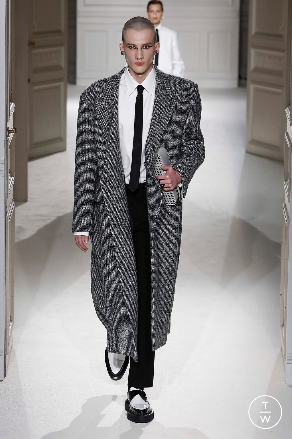 Fashion Week Paris Fall/Winter 2023 look 55 from the Valentino collection 女装
