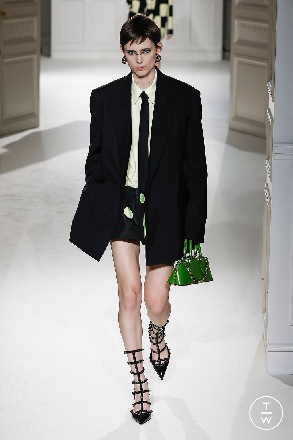 Fashion Week Paris Fall/Winter 2023 look 60 from the Valentino collection 女装