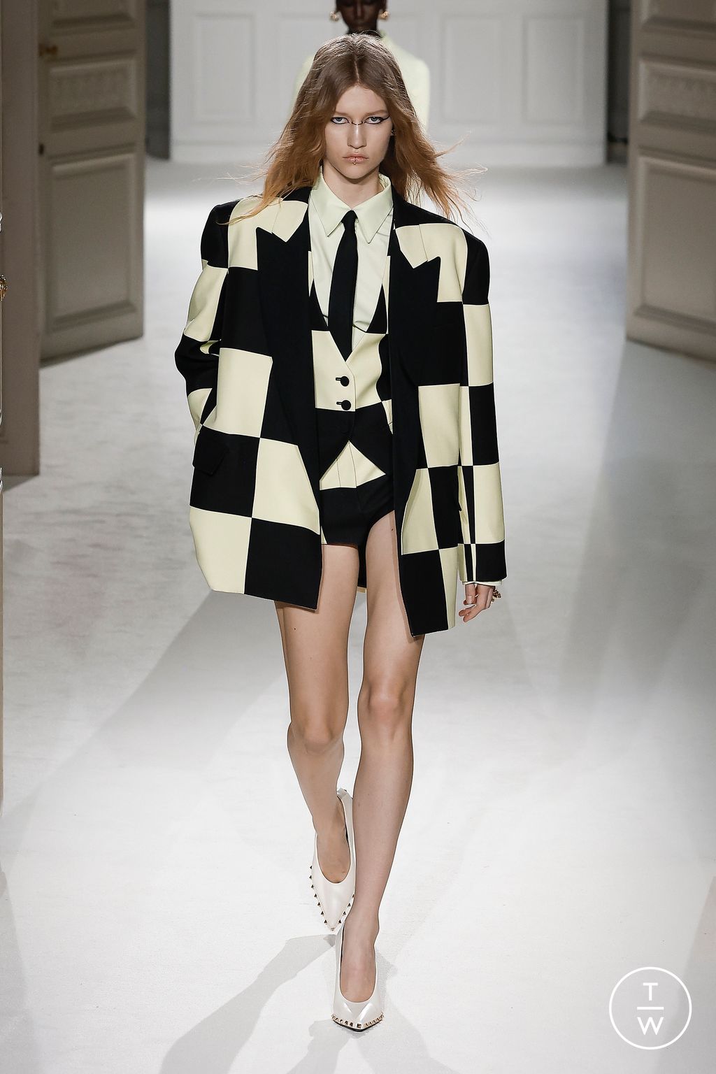 Fashion Week Paris Fall/Winter 2023 look 61 from the Valentino collection womenswear