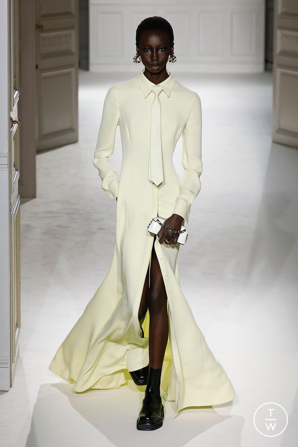 Fashion Week Paris Fall/Winter 2023 look 62 from the Valentino collection womenswear