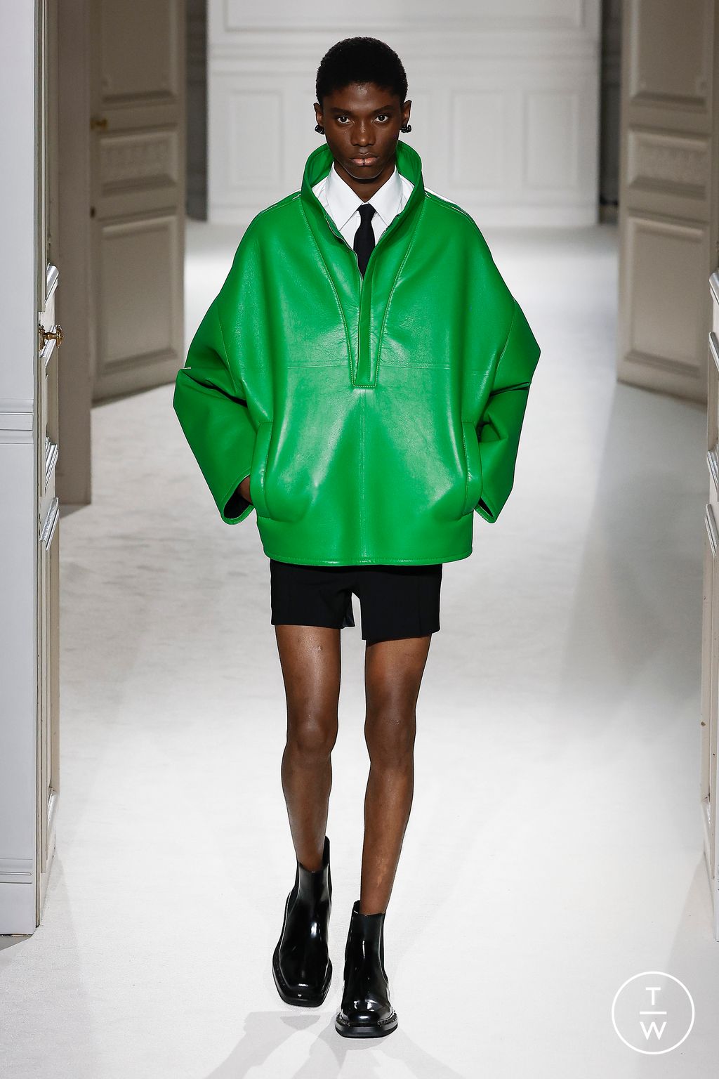 Fashion Week Paris Fall/Winter 2023 look 63 from the Valentino collection womenswear